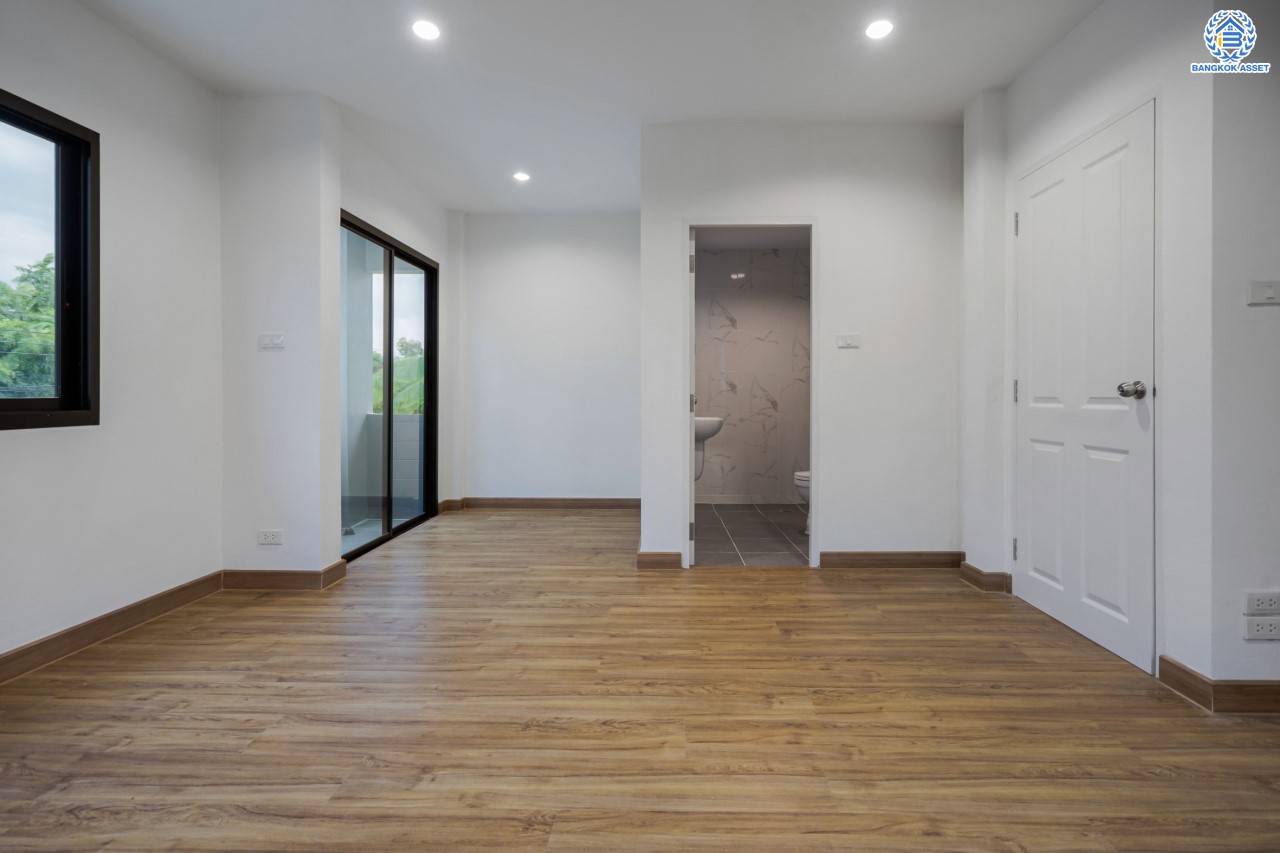 บ้านมือสองตกแต่งใหม่ ม.เศรณีลากูน วัดลาดปลาดุก ตอบโจทย์ทุกการใช้ชีวิต เนื้อที่ 50 ตร.ว. ฟังก์ชัน 3 ห้องนอน 3 ห้องน้ำ ทำเลเดินทางง่าย สะดวกสบายใกล้รถไฟฟ้าสายสีม่วง "สถานีคลองบางไผ่", ทางด่วน "กาญจนาภิเษก" และห้างสรรพสินค้าเซ็นทรัลเวสต์เกต